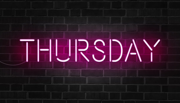 星期四砖墙上的紫色霓虹灯标志。天的星期。图片下载