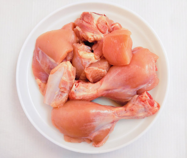 生的新鲜鸡肉白肉murghi ka gosht boti生的弗朗哥生的家禽，食物生的家禽肉生的花粉鸡肉切块在盘子里鱼片和鸡腿鸟肉特写图片照片图片下载