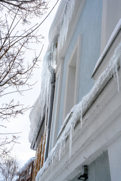 屋顶上冰柱的特写。图片下载