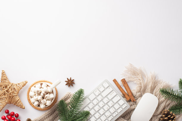 顶视图照片柳条明星键盘杯可可棉花糖松果云杉树枝肉桂棒八角槲寄生和舒适的针织格纹孤立的白色背景与copyspace图片下载