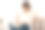 年轻女子在家里用笔记本电脑工作图片下载