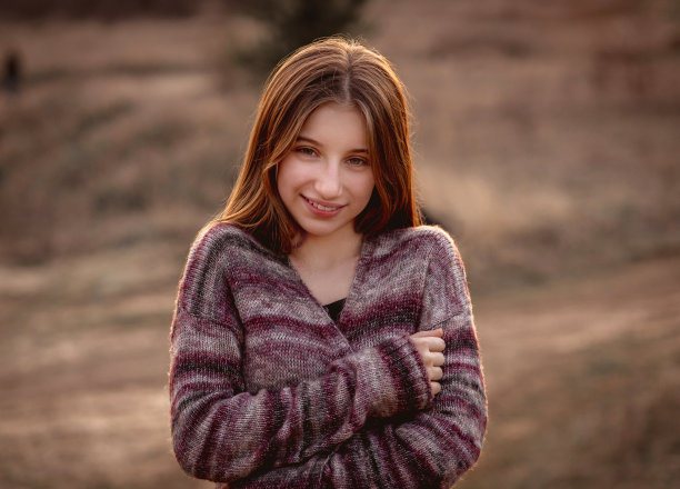 夕阳下的美丽女孩图片下载