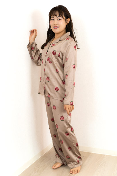 穿着睡衣的年轻女子图片下载