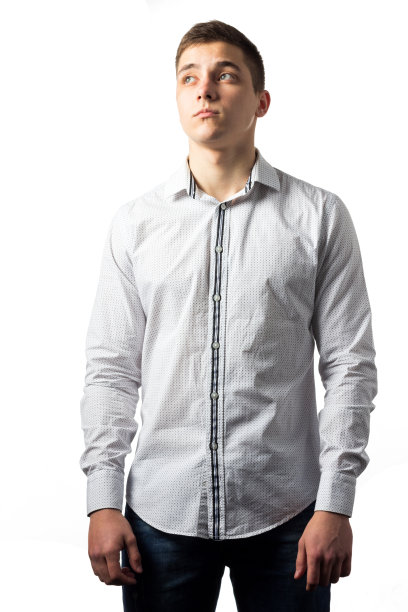 年轻微笑的白人男子双臂交叉的肖像，戴着智能手表和休闲牛仔衬衫，隔离在白色上图片下载