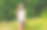 微笑的女孩拿着田野里的花束图片下载