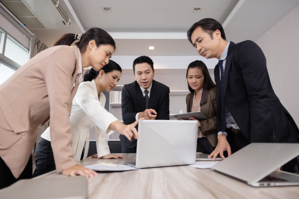 亚洲业务团队在会议上进行头脑风暴图片下载