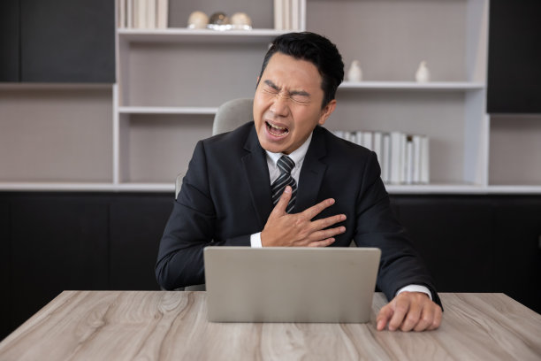 商人因心脏病发作而痛抓胸部图片下载