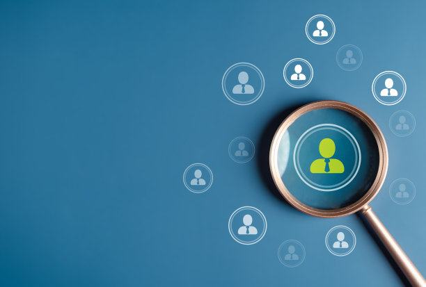 人力资源管理或人力资源管理，放大镜聚焦于经理图标，这是员工图标中的人力发展，招聘，领导和客户目标群体的概念。图片下载