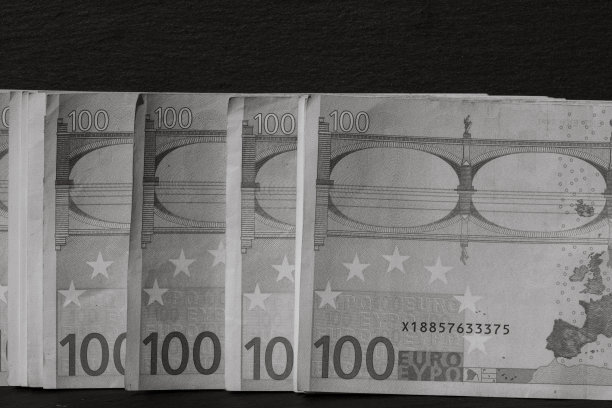 选择性关注欧元纸币的细节。密切宏观细节的货币纸币，100欧元孤立。世界货币概念，通货膨胀和经济概念图片下载