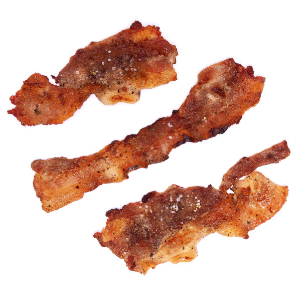 煮熟的培根片孤立在白色的背景上图片下载