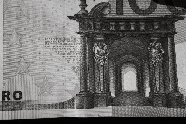 选择性关注欧元纸币的细节。密切宏观细节的货币纸币，100欧元孤立。世界货币概念，通货膨胀和经济概念图片下载