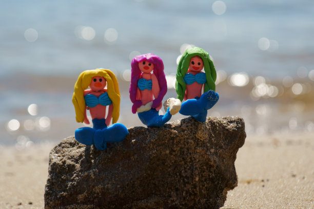 海边的玩具美人鱼。图片下载