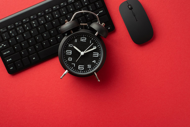 “黑色星期五”的概念。顶视图照片黑色闹钟电脑鼠标和键盘上孤立的红色背景与空白图片下载