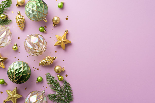 圣诞树装饰概念。俯视图照片透明的金色和绿色的小彩球明星松果饰品杉树树枝和纸屑孤立的淡紫色背景与copyspace图片下载