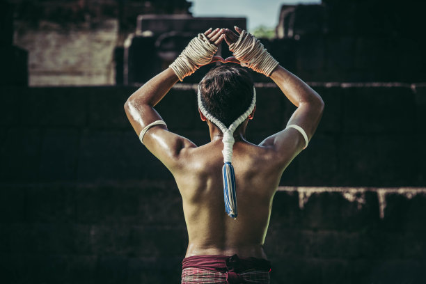 拳手将绳系在手中，双手敬师。图片下载