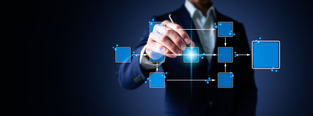 一个男人的左手拿着电话，右手拿着铅笔，他的力量正指向一个3D显示器，在那里一个流程图正在被用来自动化公司的程序和工作流程。图片下载