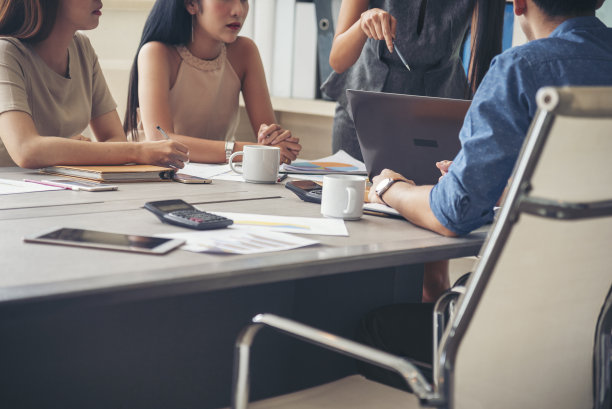 多元化的公司合作会议，头脑风暴，工作场所。亚洲公司会议头脑风暴与协作团队。多元化业务人员在公司工作场所一起工作。图片下载