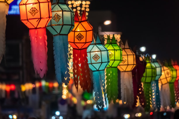 怡彭节清迈。泰国清迈市中心的纸灯笼。图片下载