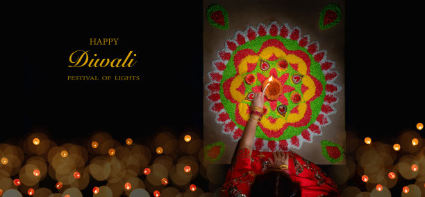 在排灯节庆祝活动中点燃传统的diya灯图片下载