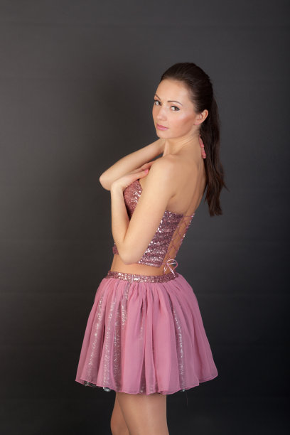 一个穿着裙子的苗条女孩的画室画像图片下载