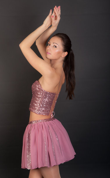 一个苗条的女孩在紧身胸衣的工作室肖像图片下载