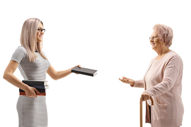 一个年轻的女人给一个年长的女人一本书图片下载