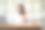 沉着放松的亚洲女商人在办公桌前完成工作后伸展手臂。图片下载