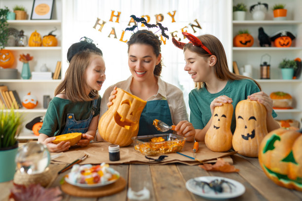 一家人准备过万圣节图片下载