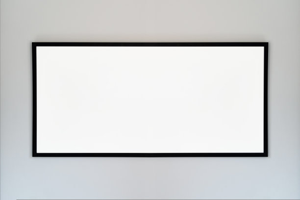 白墙上挂着一个黑色边框的空相框图片下载