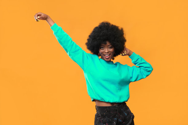 非常积极的女模特与非洲式发型。图片下载