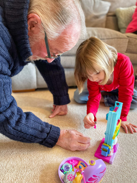 小孩在家里和爷爷玩图片下载