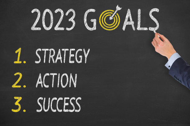 在黑板背景上手写2023年的目标图片下载