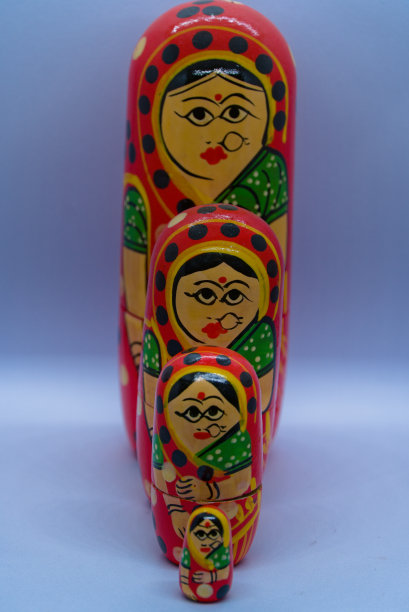 用木制材料手工制作的工艺品作为展示品图片下载