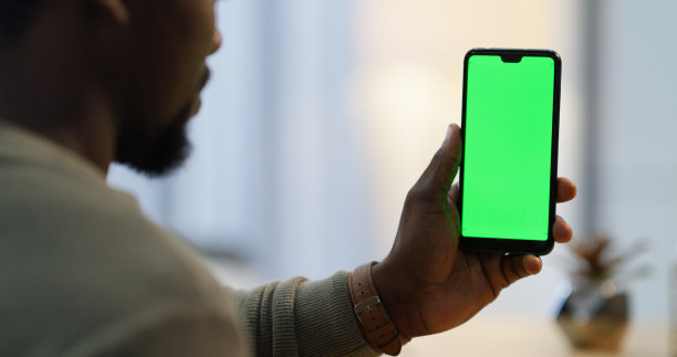 绿屏，模型和营销，广告和手机品牌应用空间。利用互联网技术和社交媒体网站放大人类的双手，进行5g联系、数字连接和在线设计图片下载