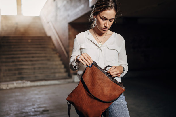 女人在地下通道图片下载