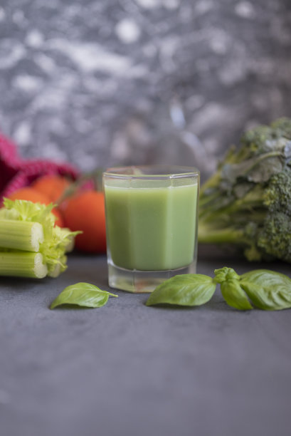 美味健康的蔬菜奶昔配罗勒和西兰花图片下载