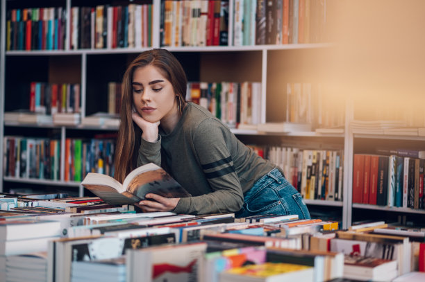 一位女士在书店买书图片下载