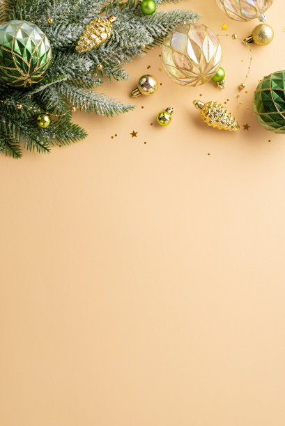 圣诞夜的概念。俯视图垂直照片透明的金色和绿色的小装饰物球松果饰品云杉树枝在霜冻和纸屑上孤立的米色背景与复制空间图片下载