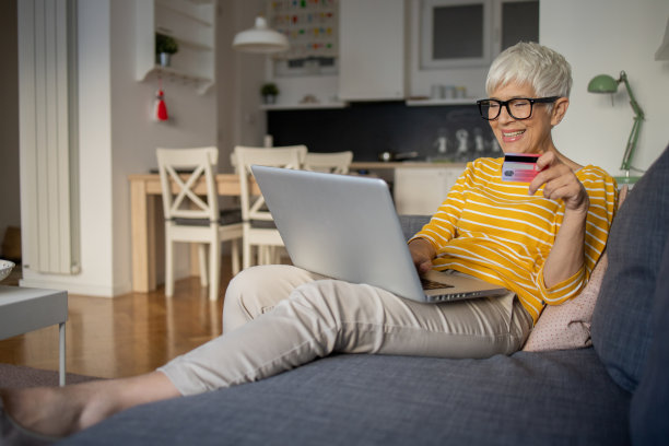 一位女士用她的信用卡在网上购物图片下载