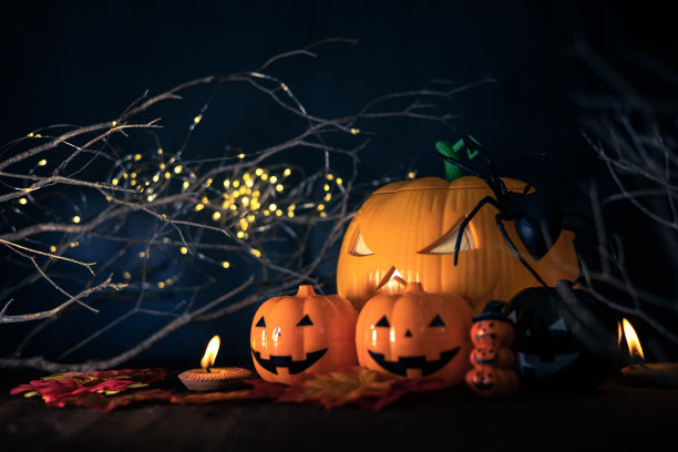万圣节南瓜头杰克燃烧蜡烛在可怕的深夜，空间的文字。万圣节装饰图片下载