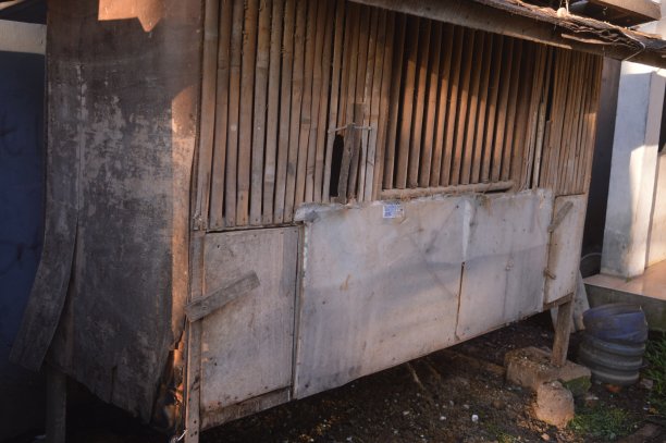 用木头和竹子做成的鸡笼图片下载