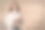 女学生面带微笑，手里拿着手机和一杯咖啡，背景是大楼的立面图片下载