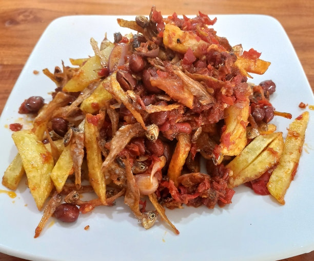 印尼美食——凤尾鱼，磨碎的坚果和土豆，用红辣椒酱翻炒图片下载
