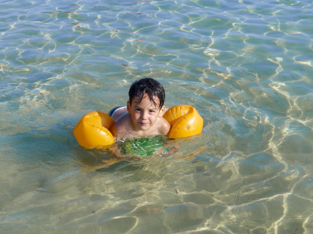 孩子们在海里玩球图片下载