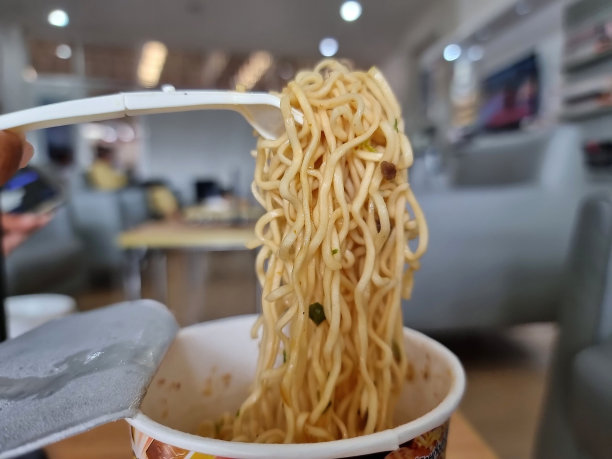 即食杯面特写。图片下载
