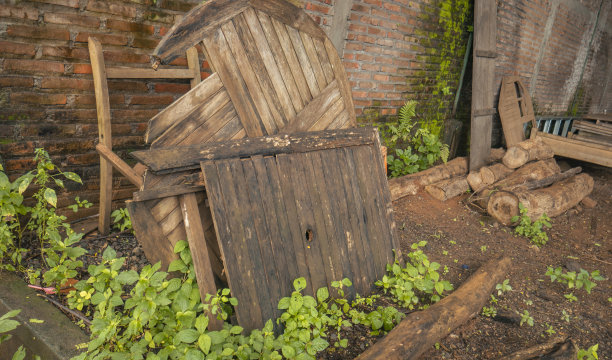 废弃工厂上被遗忘的家具特写照片。图片下载
