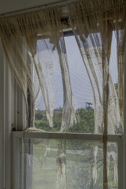 撕裂的窗帘和窗户图片下载