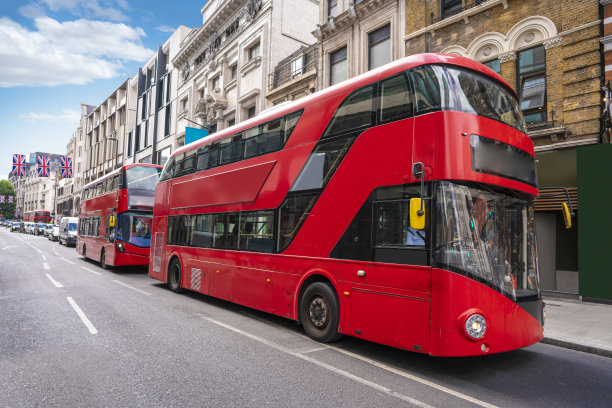 伦敦牛津街有红色巴士和伦敦出租车，人们走在街上图片下载