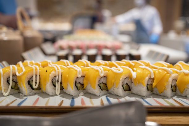 自助餐的托盘上有各种寿司图片下载