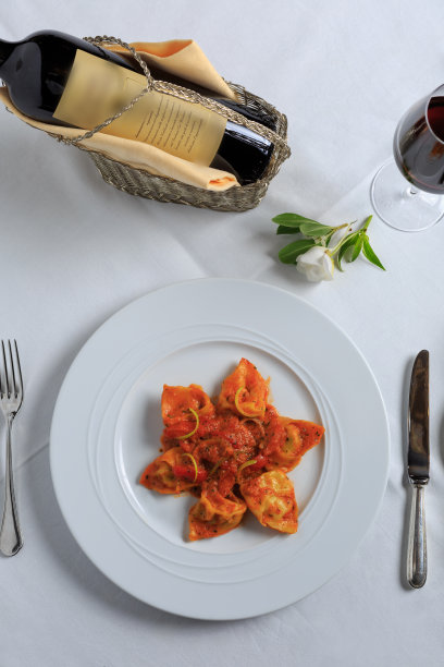 饺子和番茄酱，意大利菜图片下载